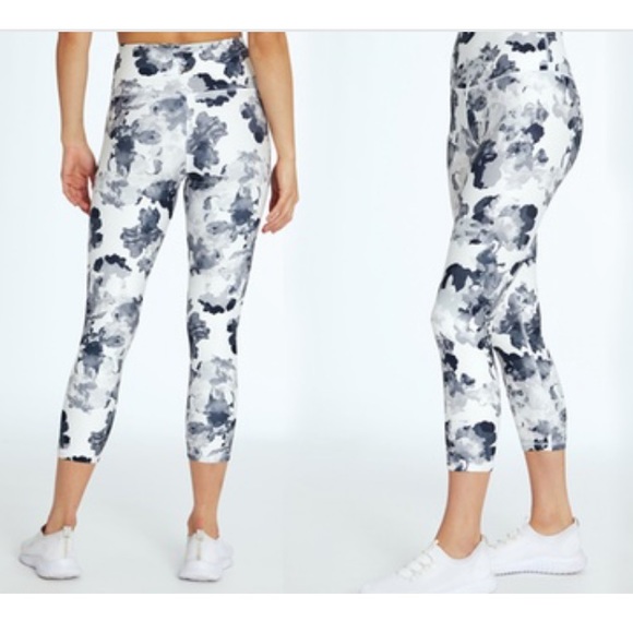 Balance Collection Women’s High Rise Capri Floral White Black Abstract Size M - Picture 1 of 5